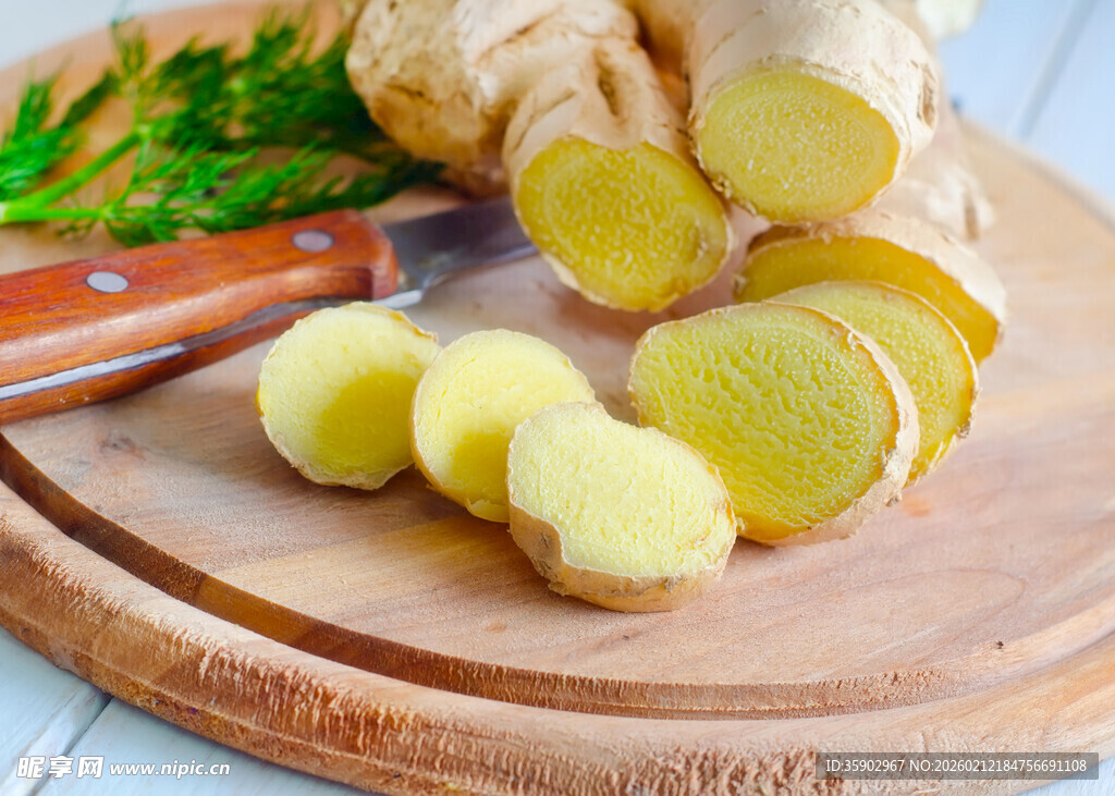 案板上切好的新鲜生姜