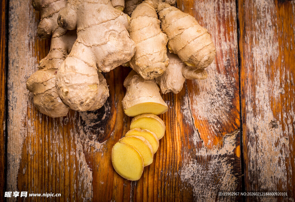 木桌上的鲜姜及切片