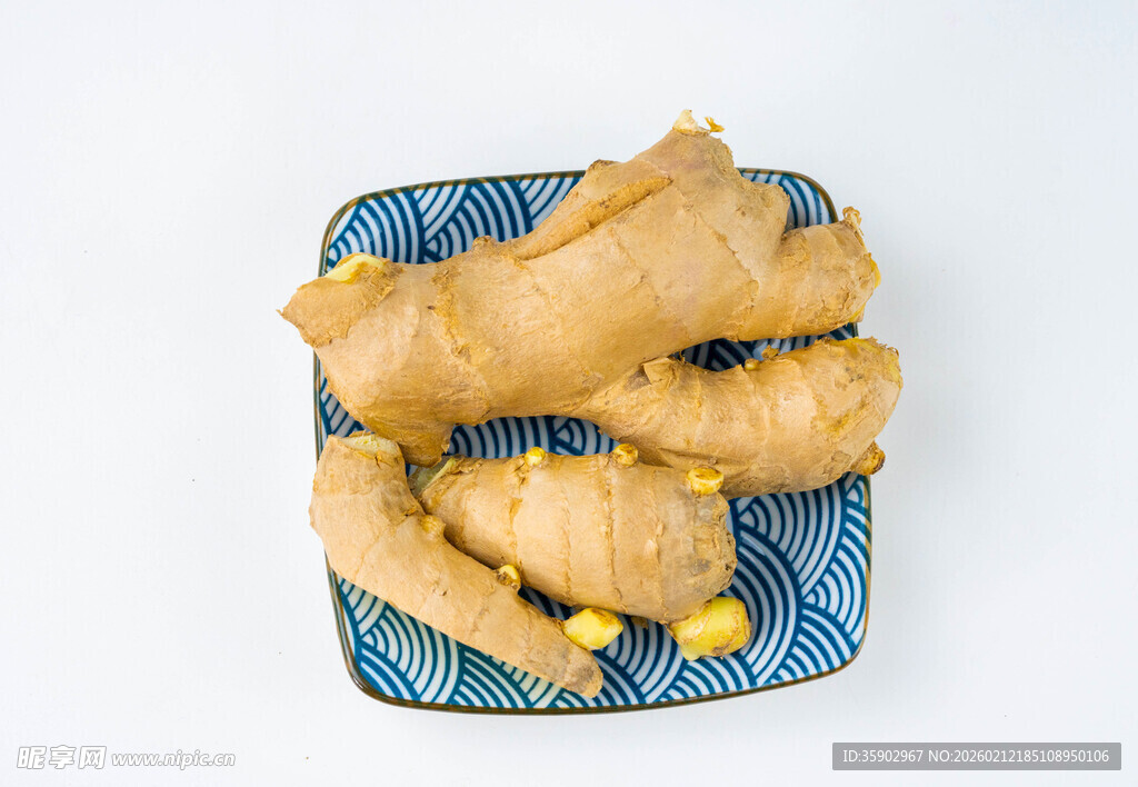 蓝盘上的新鲜生姜