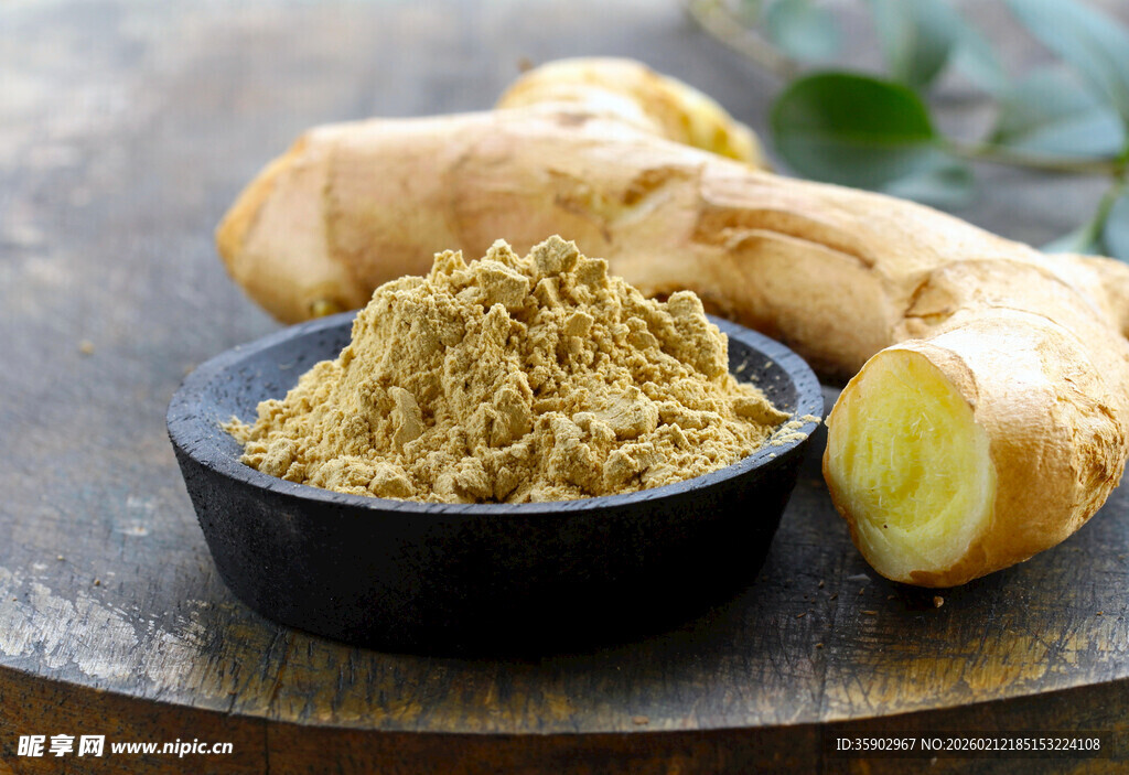 碗装姜粉与鲜姜根茎
