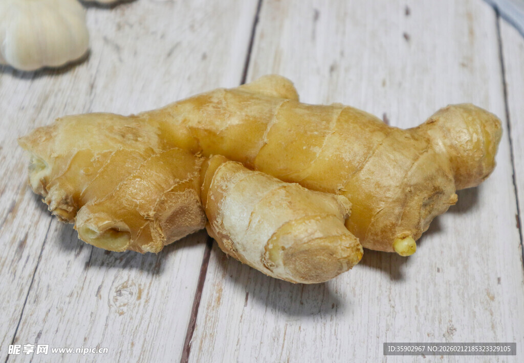 新鲜生姜摆放在木质背景上