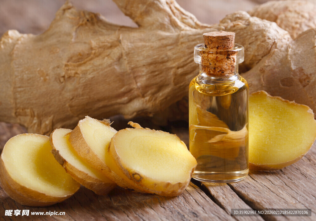 瓶装生姜精油与鲜姜切片