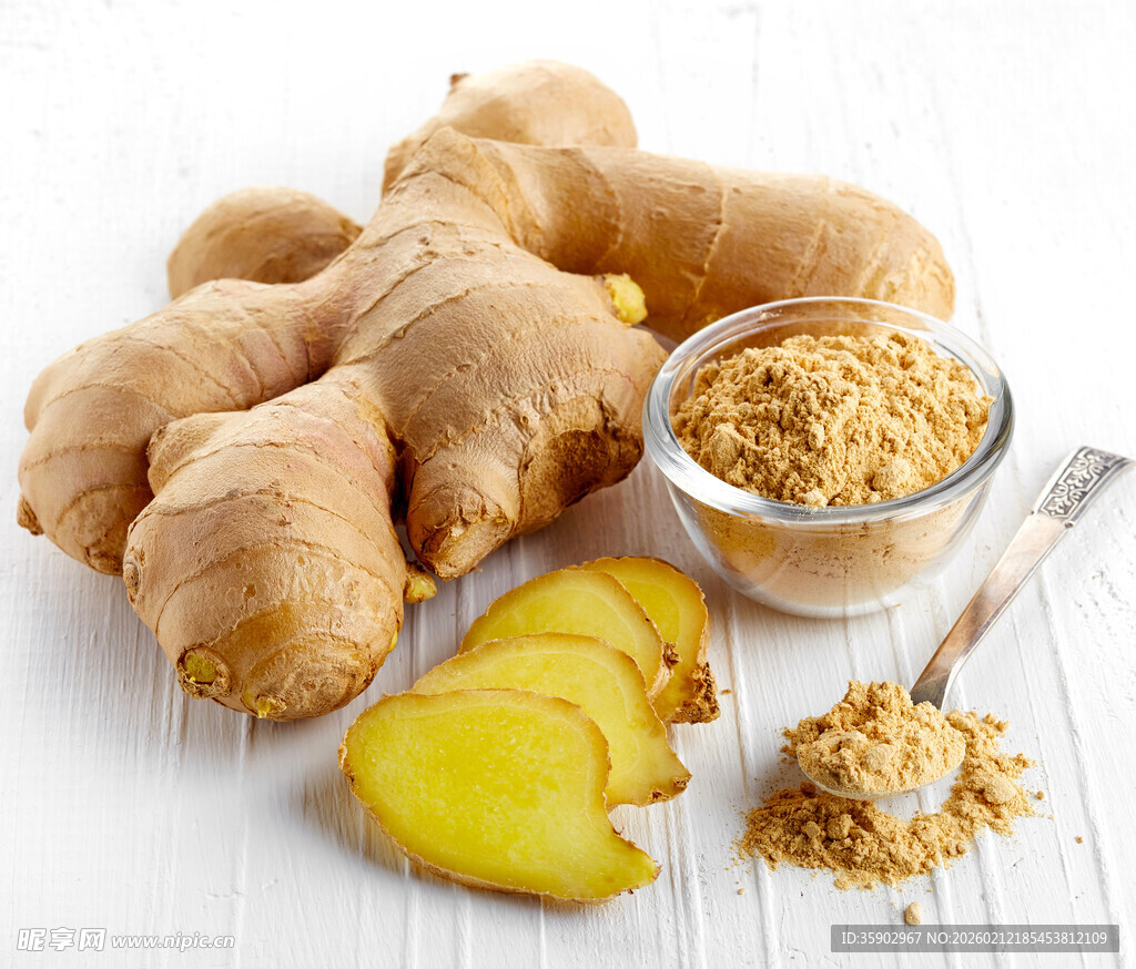 鲜姜与姜粉的特写展示