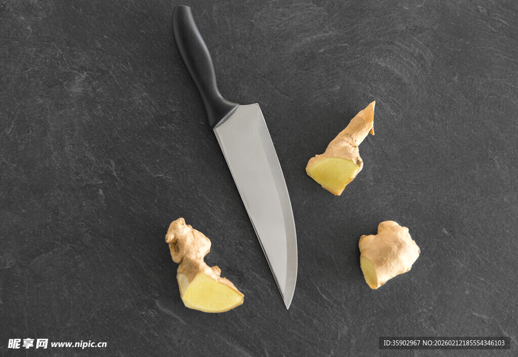 刀刃旁的鲜姜切片