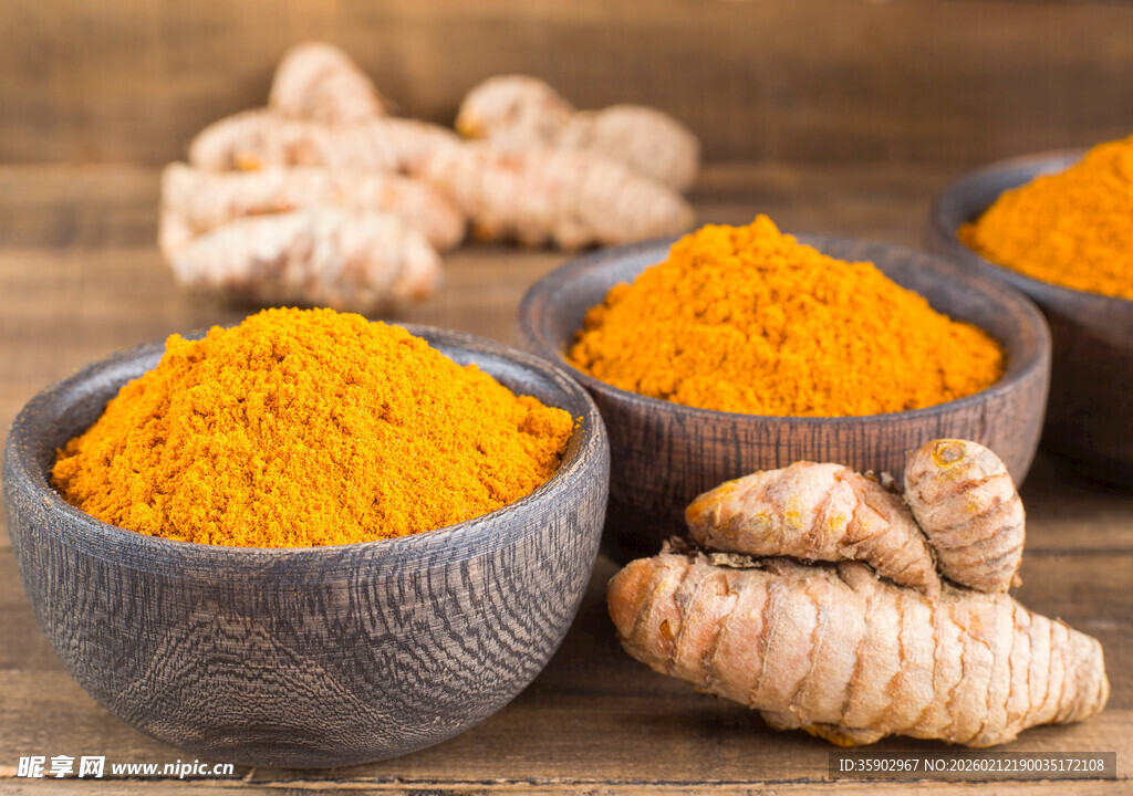 木桌上的姜黄粉与姜黄根