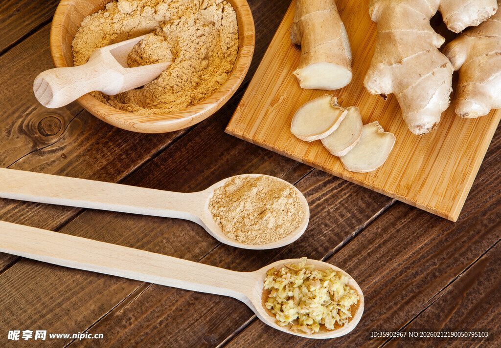 多样姜类食材与木勺展示