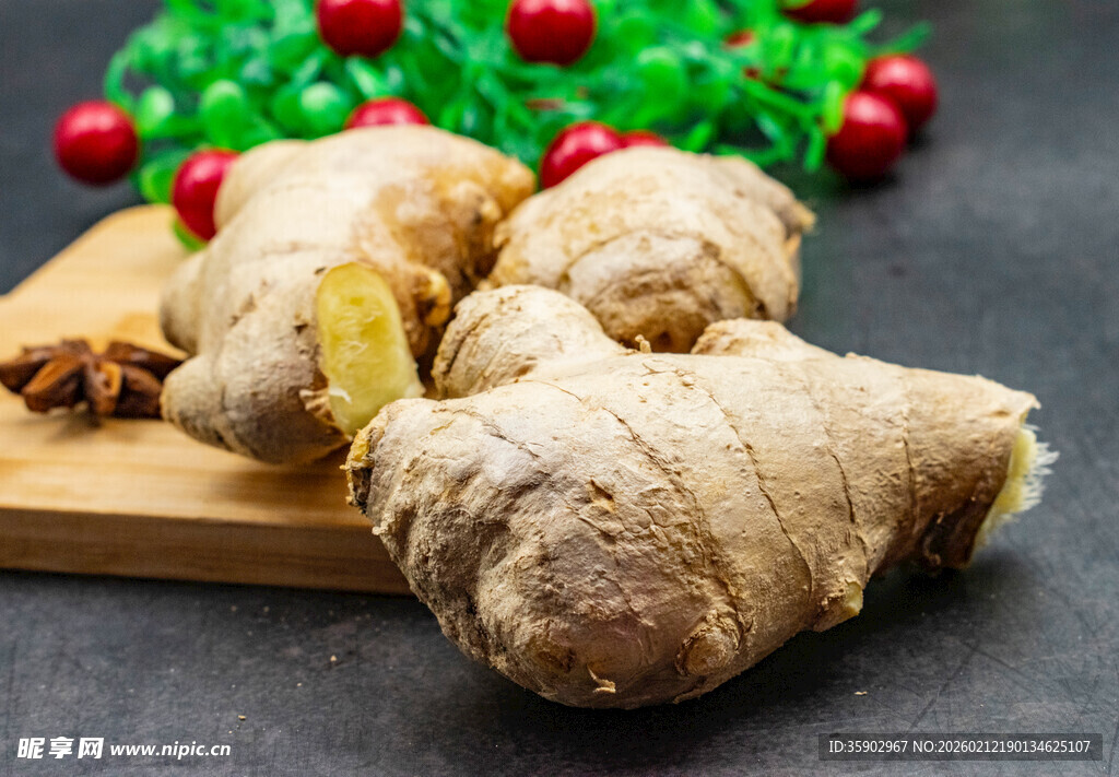 木板上摆放的新鲜生姜