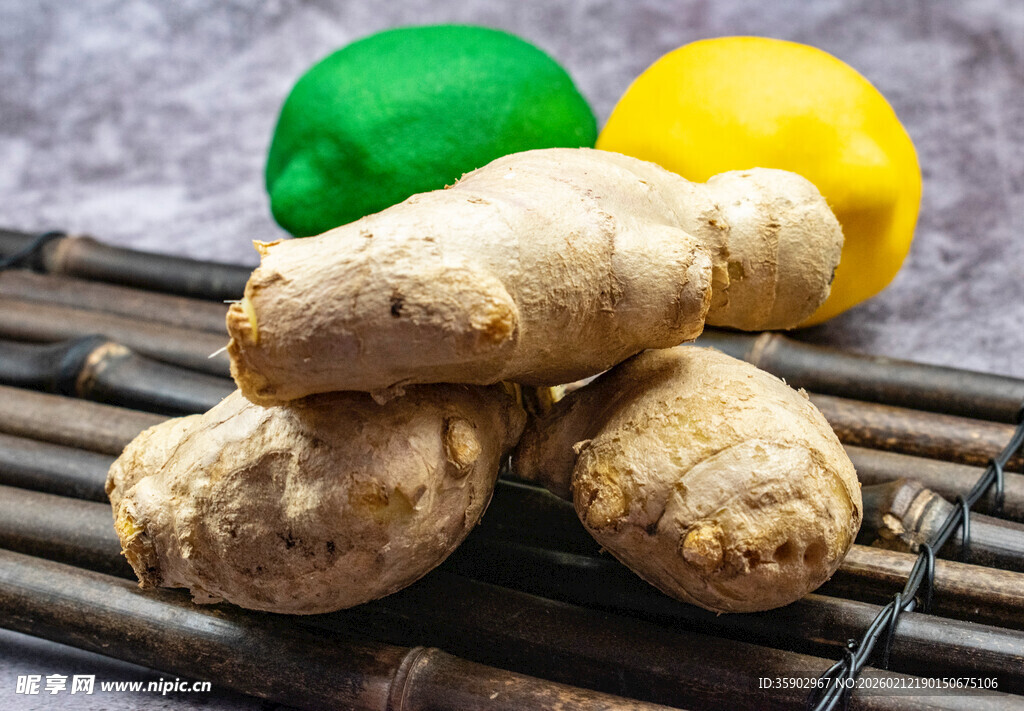 生姜与柠檬摆放在竹排上