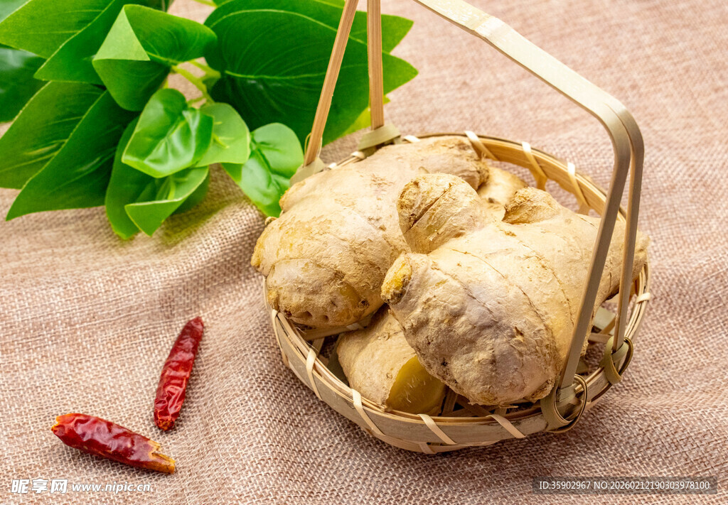 竹篮中的新鲜生姜及辣椒