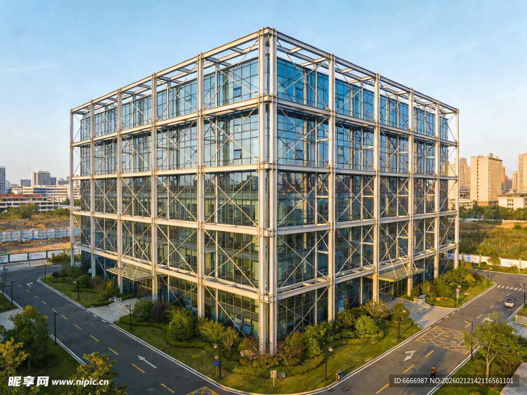 现代玻璃幕墙办公大楼