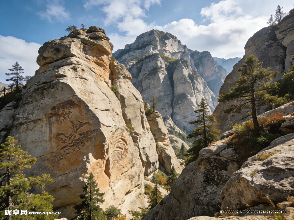壮丽山景岩石与蓝天绿树