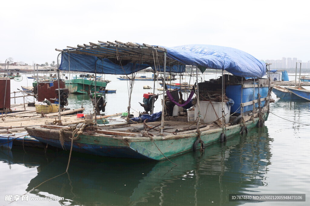湛江停泊在码头的特色渔船