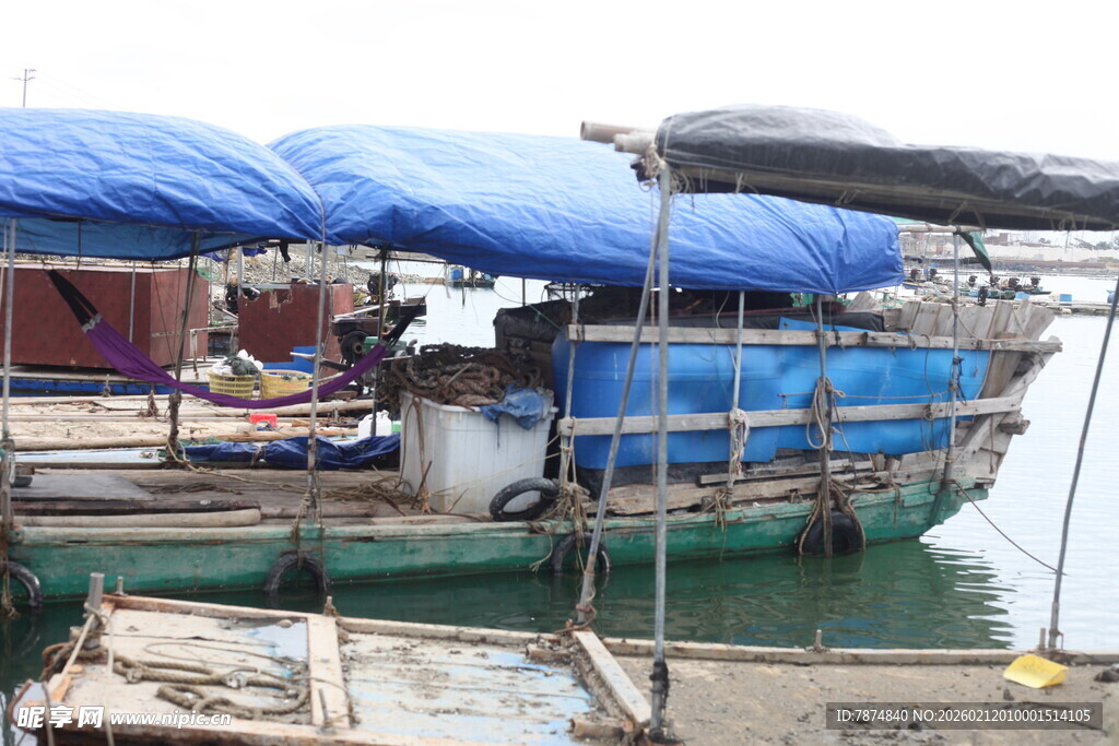 湛江停靠在码头的多彩船只