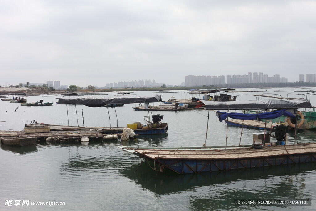 湛江海港停泊的多艘渔船