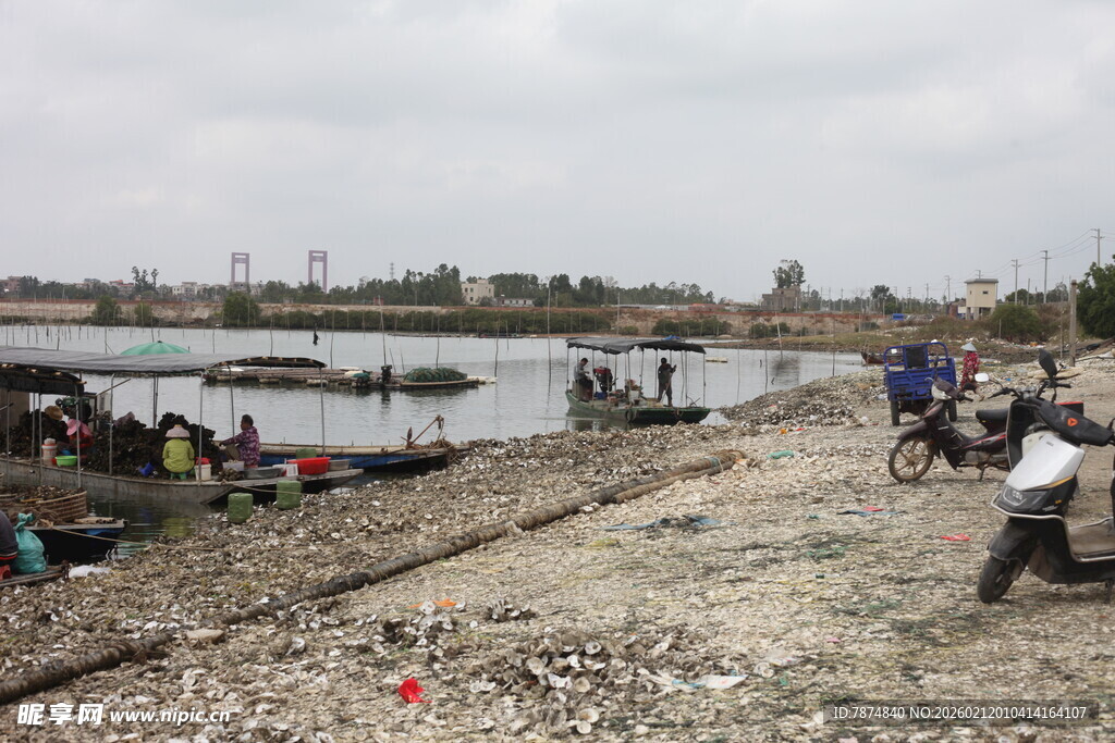 湛江河边人群聚集休闲场景