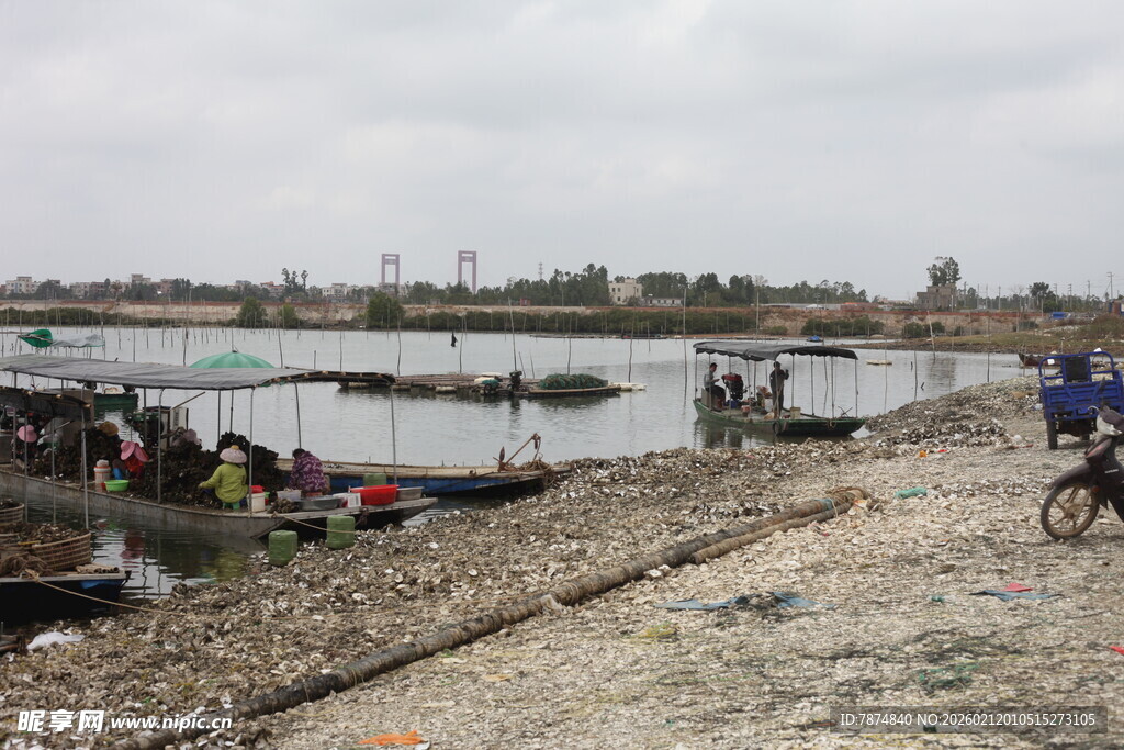 湛江河边场景 人群与自行车