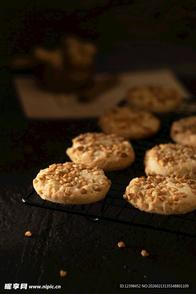 烤盘上的美味芝麻饼干