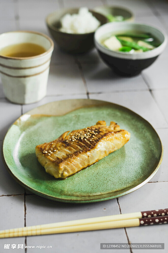 日式玉子烧置于精致餐盘