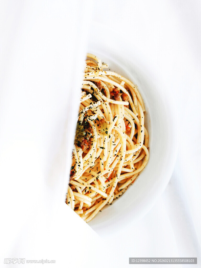 金色镂空花纹精致饰品