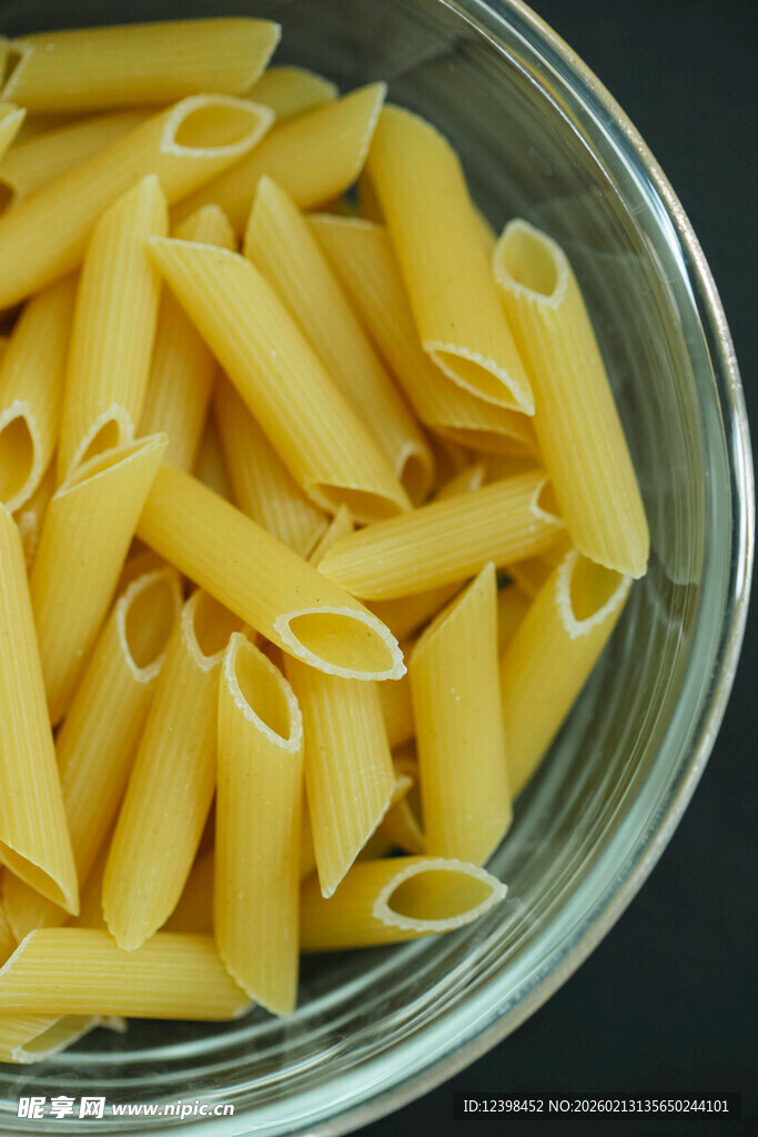 玻璃碗中的通心粉