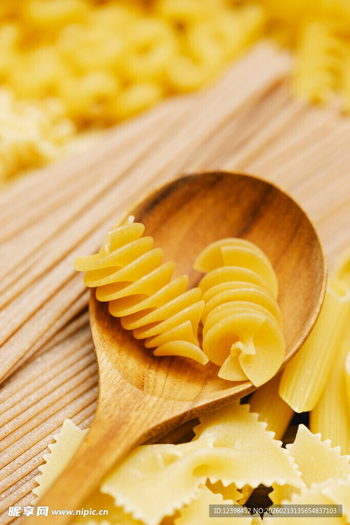 木勺上的螺旋形意大利面