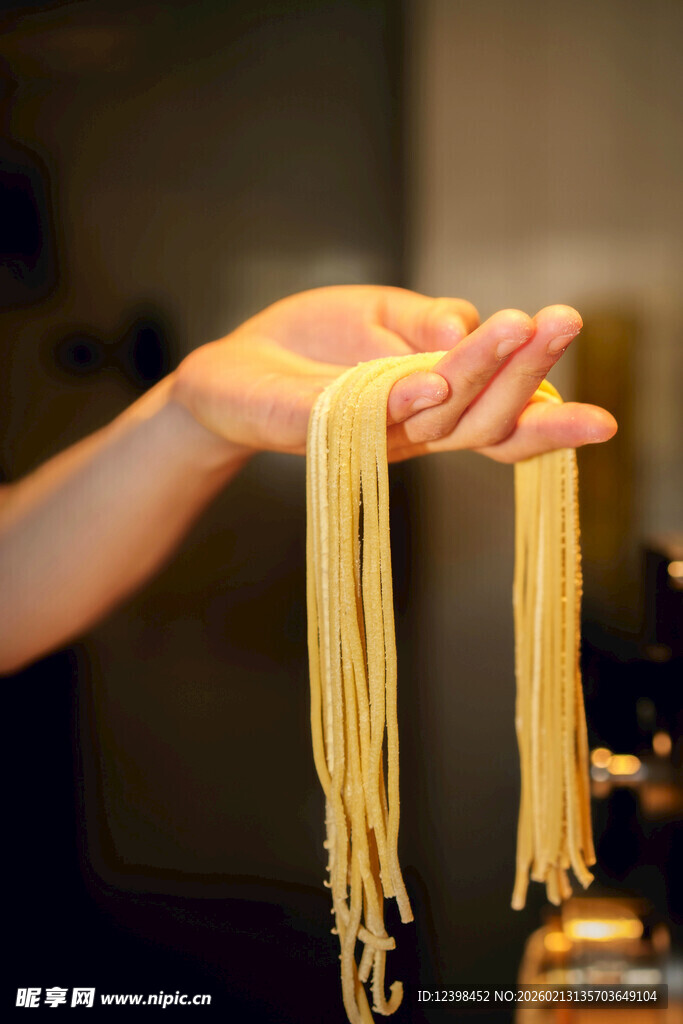 手捧新鲜意大利面条