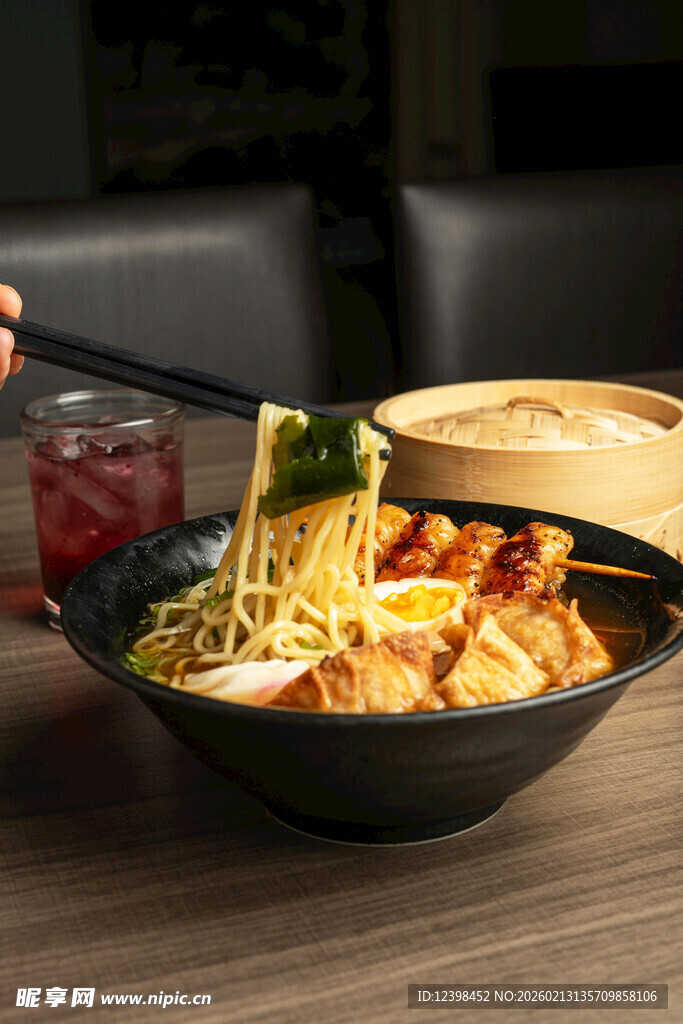 筷子夹起美味中式面食