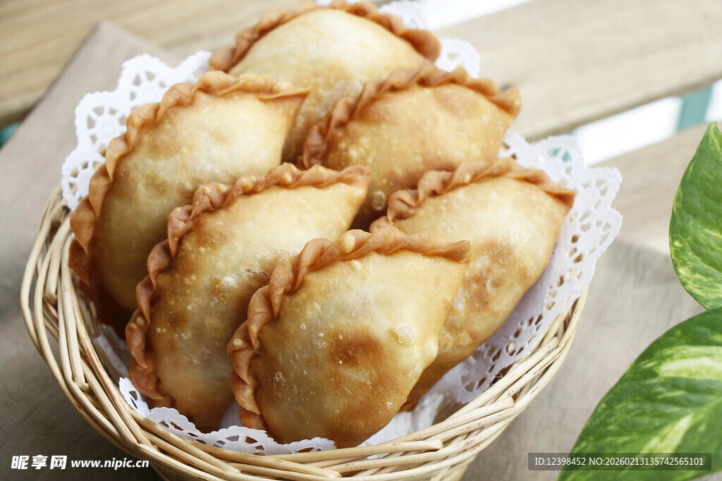 竹篮中的美味油炸酥饺