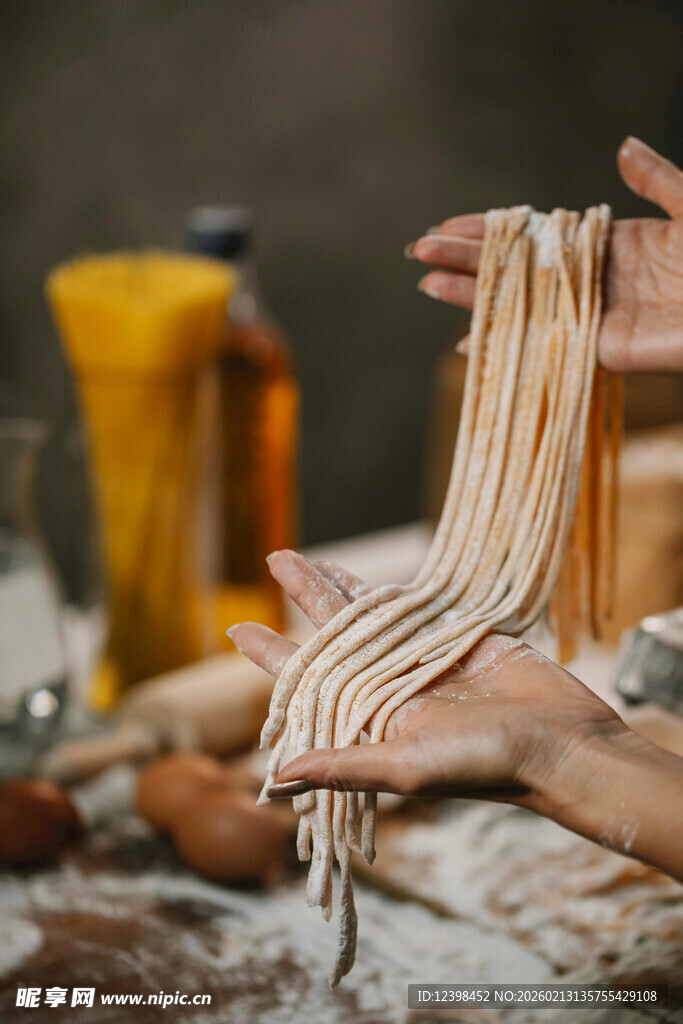 手工制作新鲜面条的场景