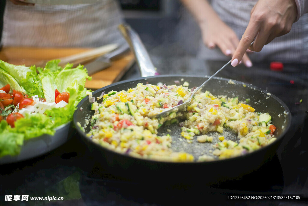 厨师烹饪美味多彩蔬菜