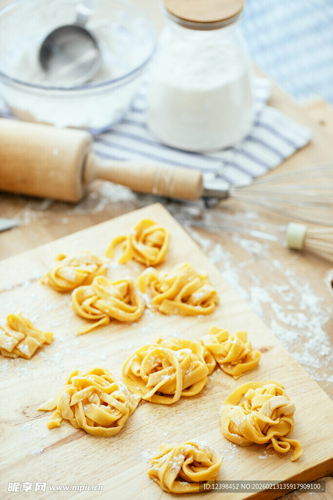 木制案板上的美味面食
