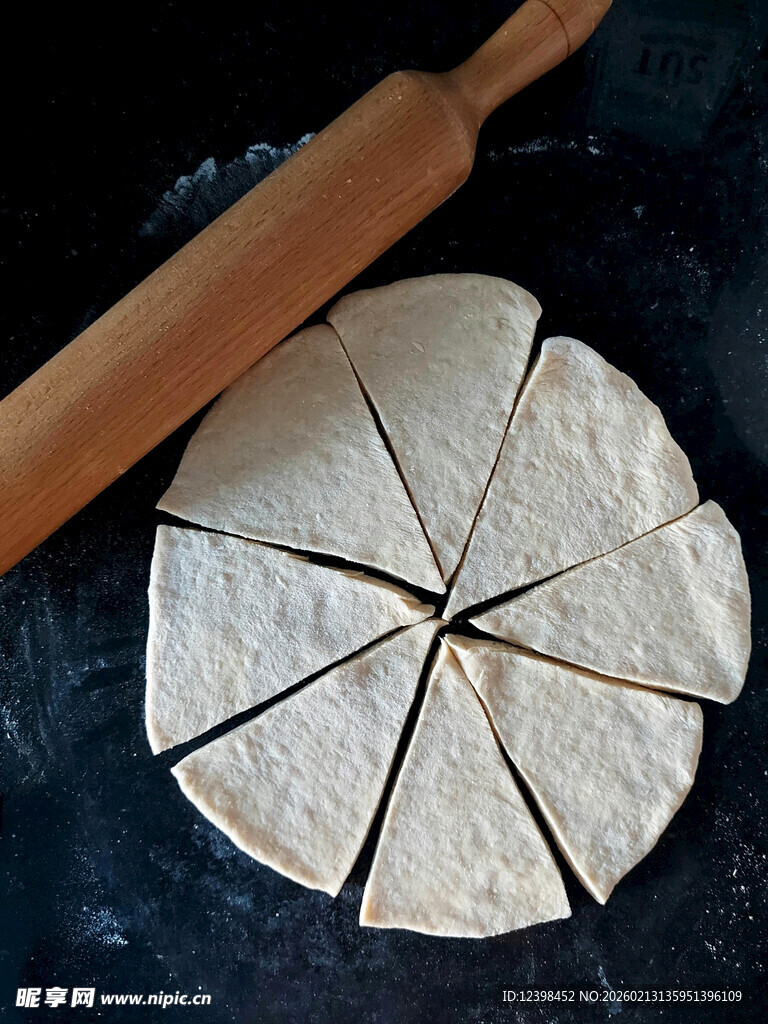擀制中的扇形面饼