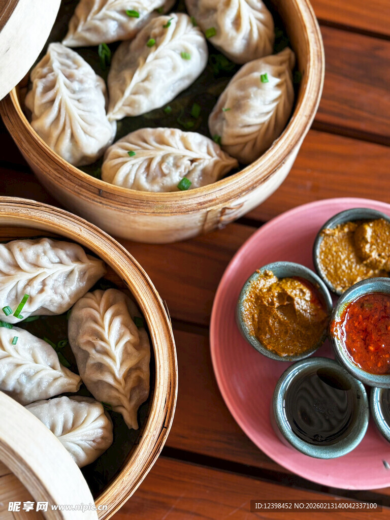 美味蒸饺配多样蘸料