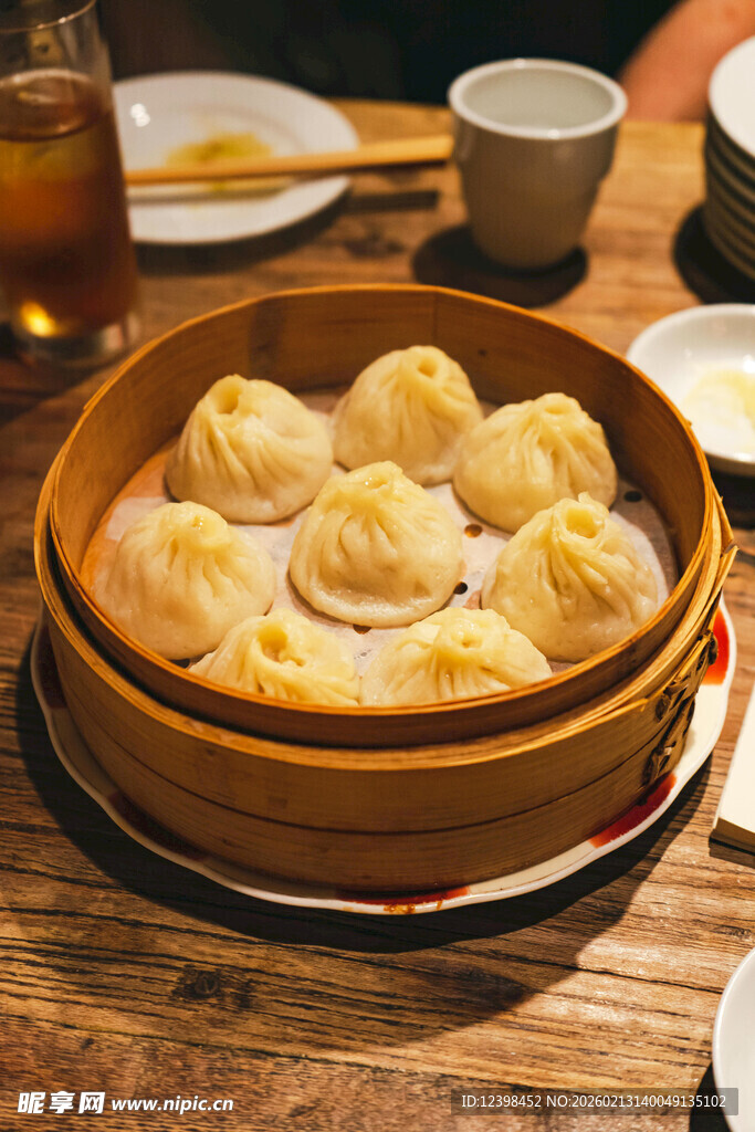 蒸笼里的美味小笼包