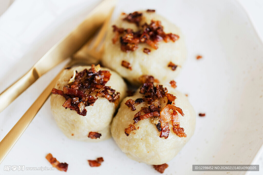 美味糯米团子配香脆佐料