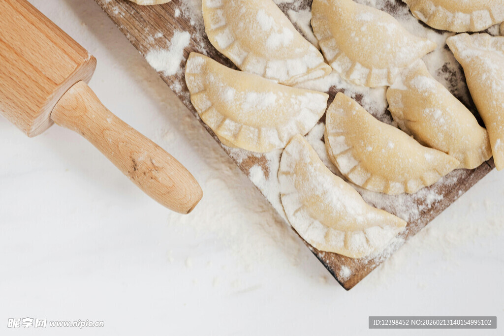 案板上摆放的美味手工饺子