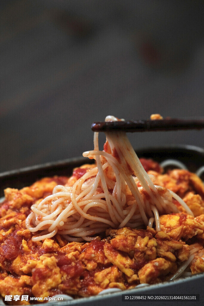 美味肉酱拌面筷子挑起瞬间