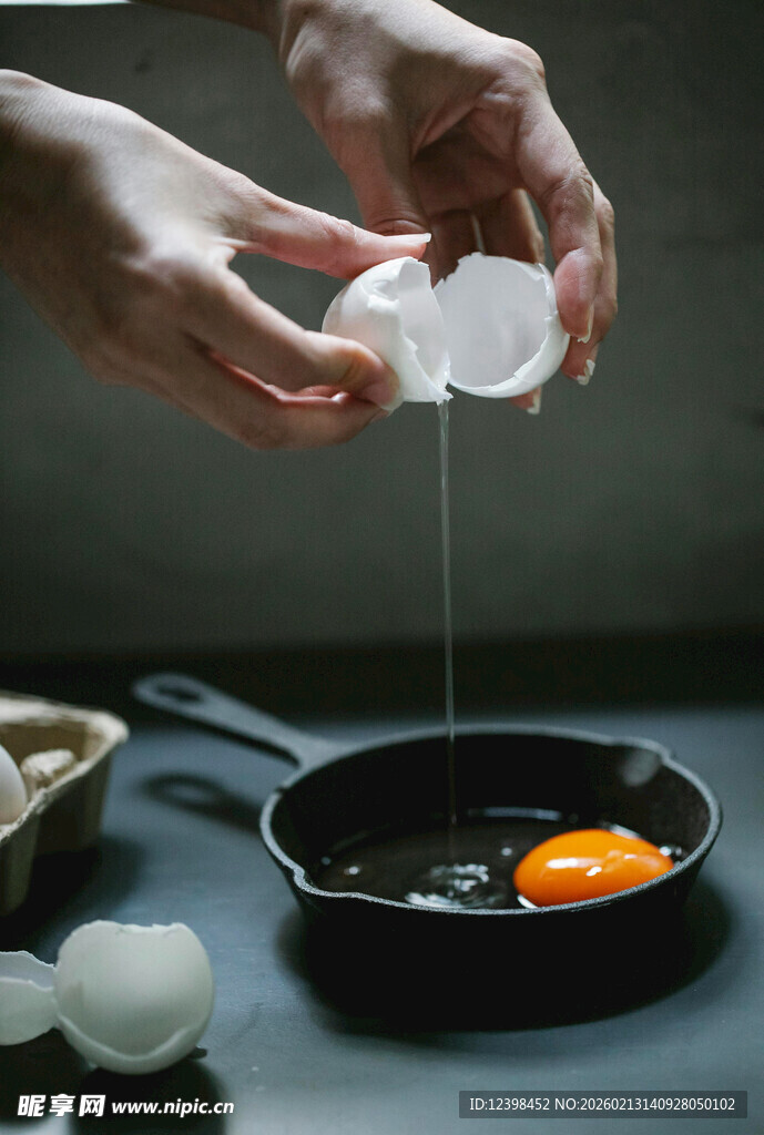 双手打蛋入锅烹饪瞬间