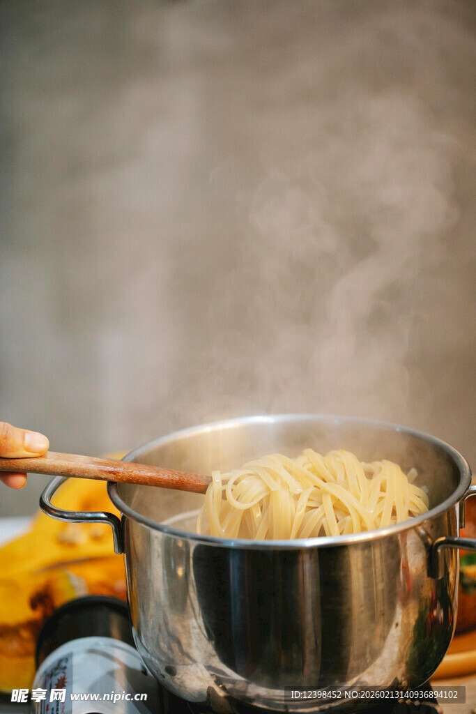 锅中煮面热气腾腾