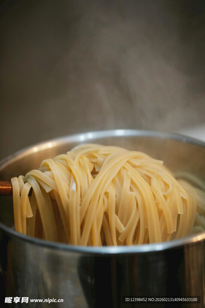 锅中煮着的美味意大利面