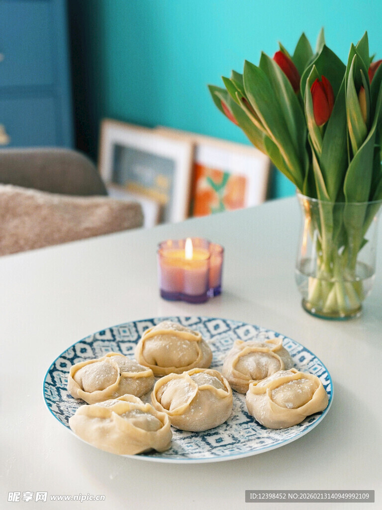 桌上摆盘的美味精致点心