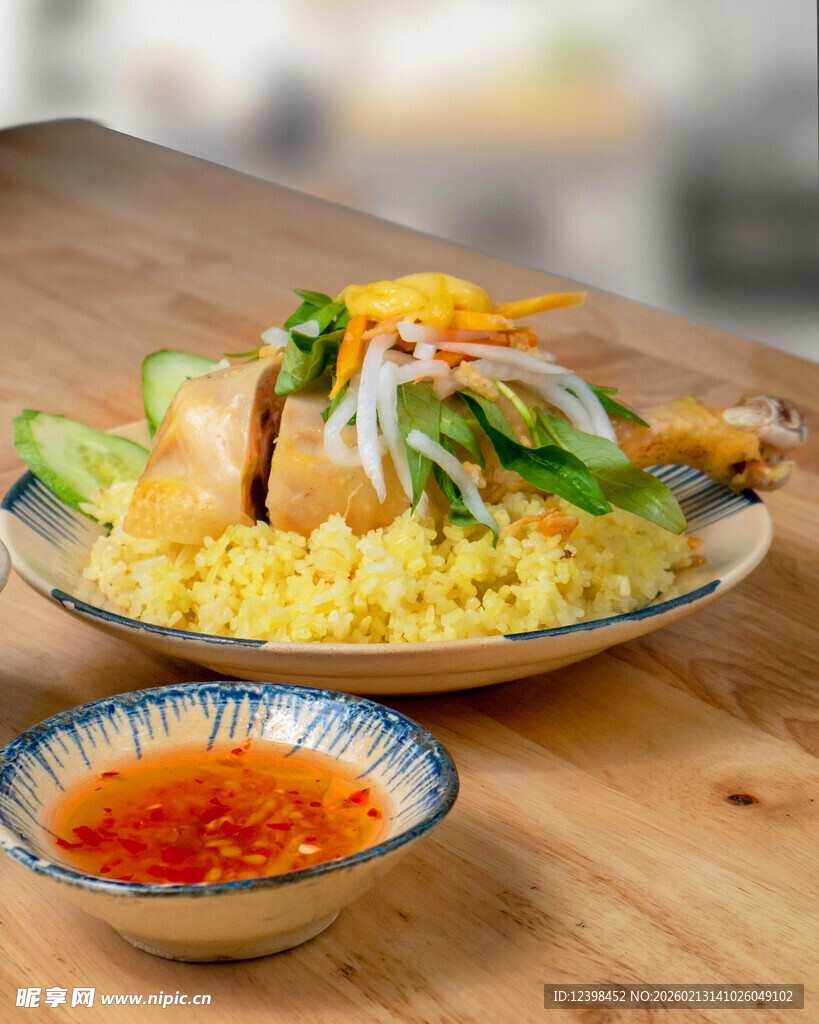 美味越南春卷搭配蘸料