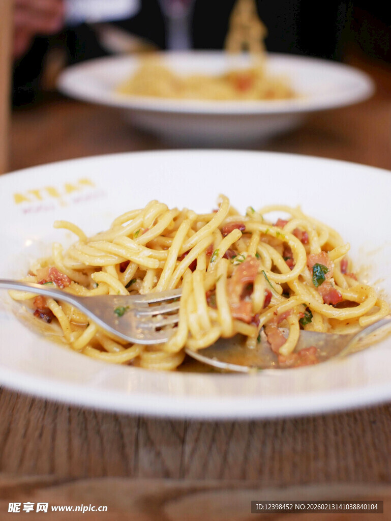 美味意大利面摆于盘中