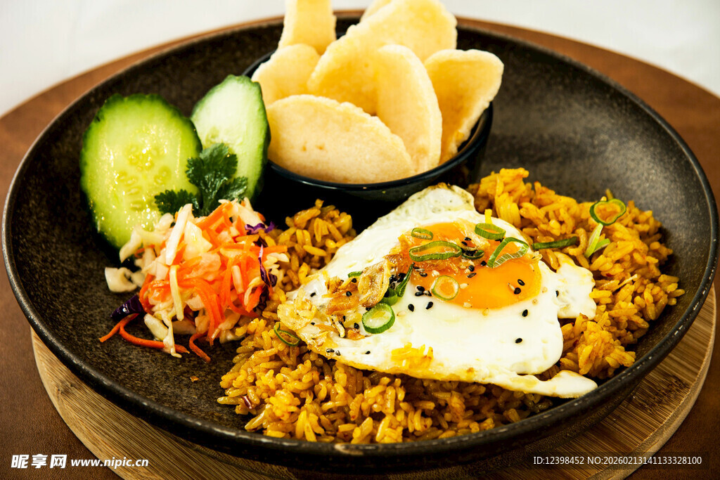 印尼炒饭配酥脆小吃