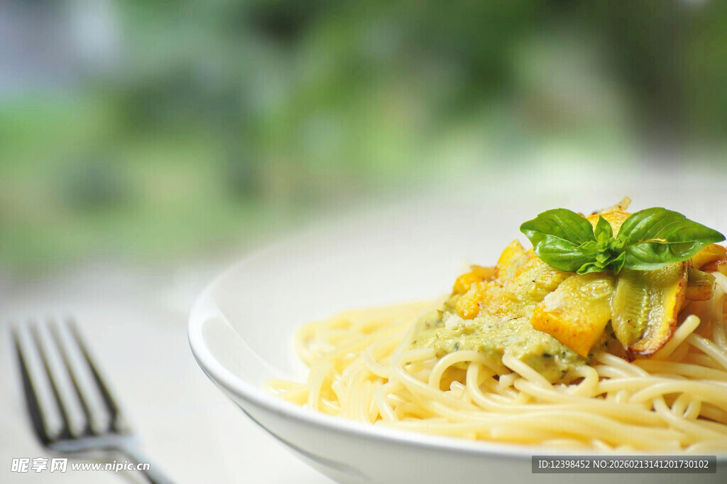 美味意大利面配新鲜香草