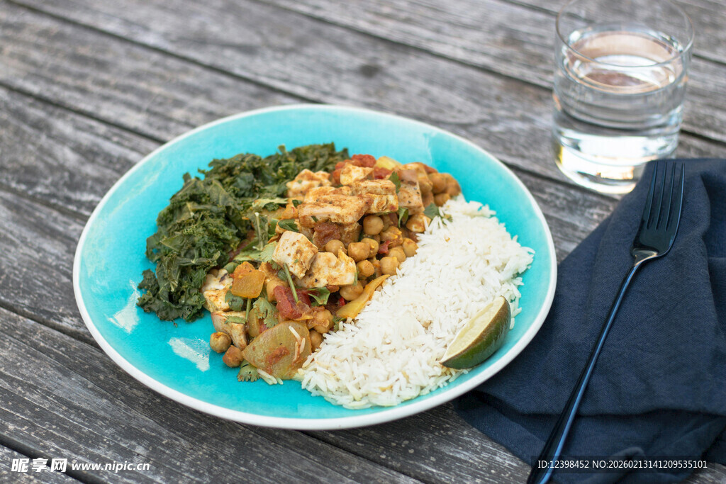 蓝色盘中的美味餐食