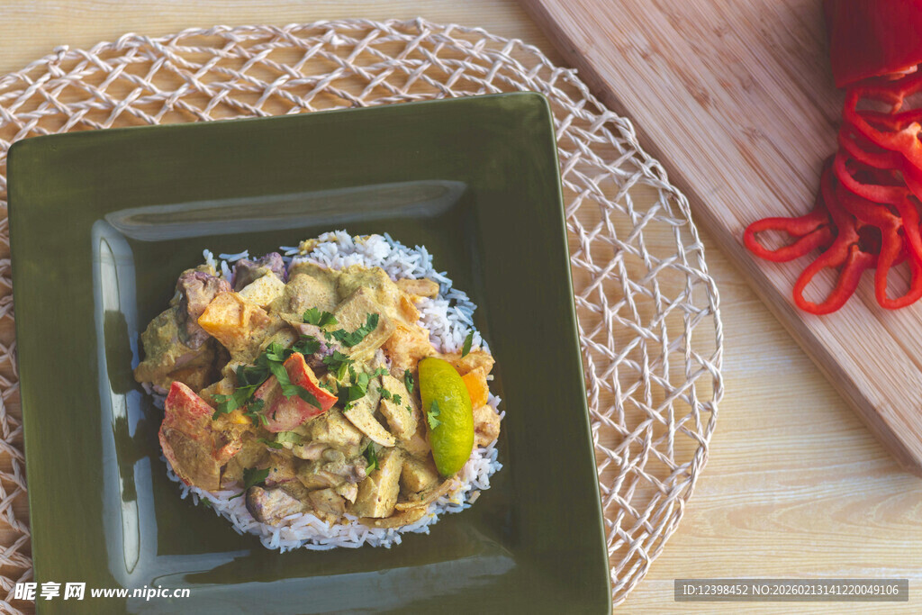 美味炒饭盛于方形碗中