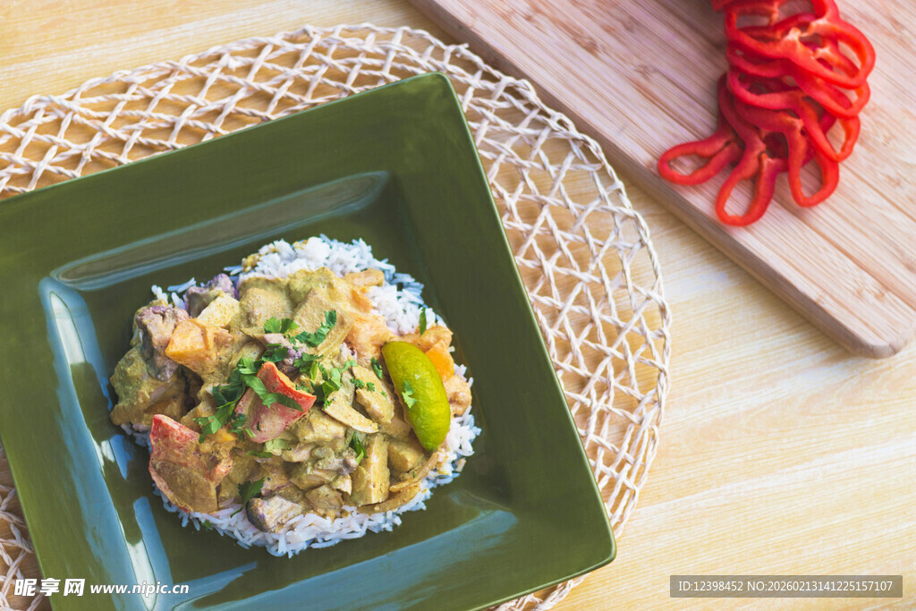 美味鸡肉炒饭摆于绿盘
