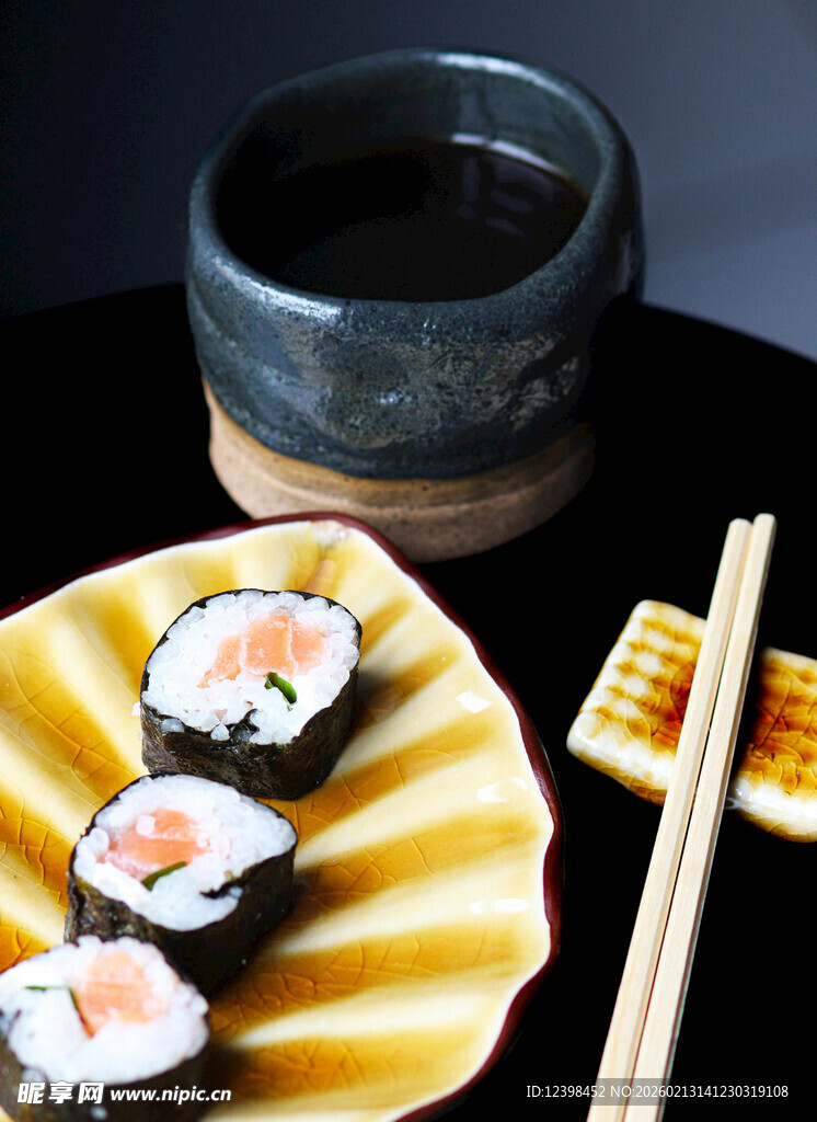 日式寿司与茶饮组合