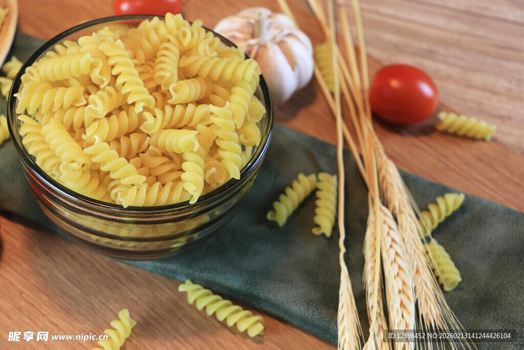 一碗螺旋意面与食材搭配